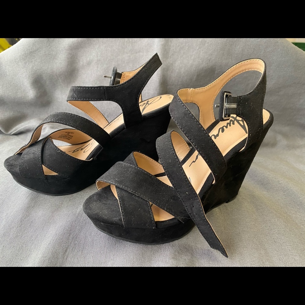 Black Wedges
